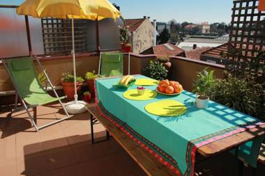 Cozy Apartment with Terrace Air Cond Free Parking