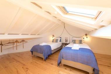 LovelyStay - Top Floor Balcony Apartment