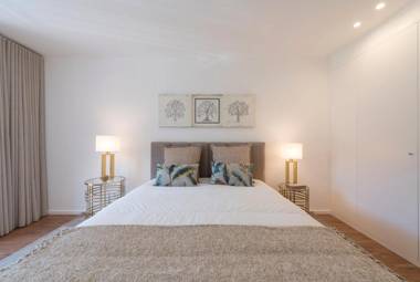 LovelyStay - Downtown Balcony Apartment with Free Parking