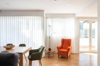 LovelyStay - Penthouse Balcony Apartment