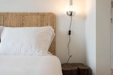 LovelyStay - Gorgeous Modern Flat w/ Balcony