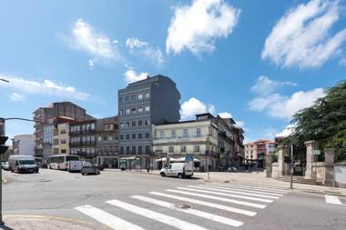 LovelyStay - Gorgeous Modern Flat w/ Balcony