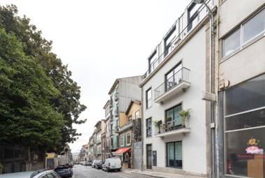 LovelyStay - Central Flat w/ AC & Balcony