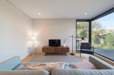 LovelyStay - Primrose 2BR Flat with Free Parking AC and Balcony