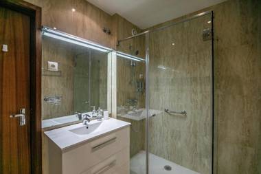 LovelyStay - Spacious 3BR Flat with AC and Balcony