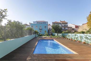 LovelyStay - Downtown Studio with Pool AC and Balcony