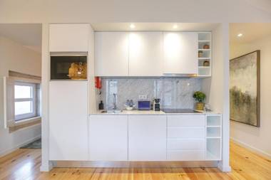 LovelyStay - Downtown Studio with Pool AC and Balcony