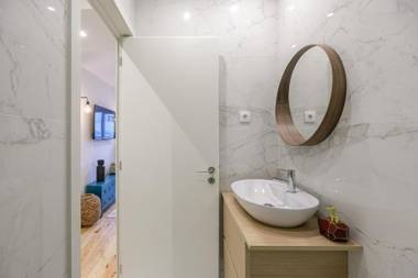 LovelyStay - Downtown Studio with Pool AC and Balcony