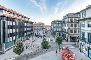 LovelyStay - Downtown Studio with Pool AC and Balcony