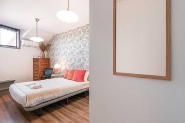 GuestReady - Red Stripes