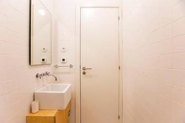 Bakers Square Studio w/ AC by LovelyStay