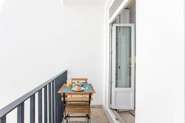 Flux Art Studio w/ AC & Balcony by LovelyStay