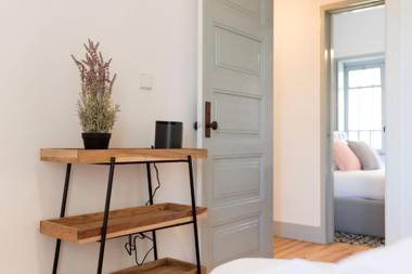 Doura Central w/ AC & Balcony by LovelyStay