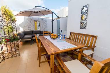 Charming town house just 500m from the marina and its well known typical market