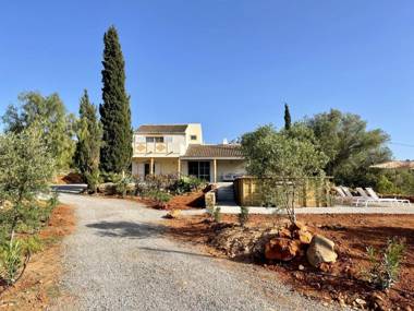 Casa Colinas Roxas by Portucasa