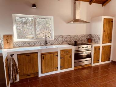 Casa Colinas Roxas by Portucasa