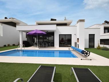 Modern villa with private swimming pool near Nazaré