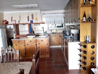 3 bedrooms house with furnished garden and wifi at Encarnacao 1 km away from the beach