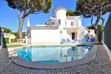 Private pool villa walking distance to the centre