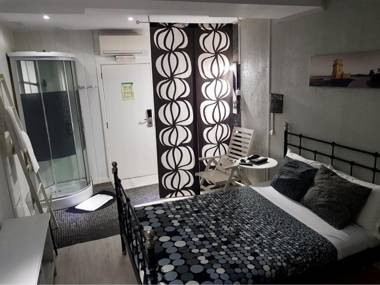 Golden Tram 242 Suites & Hostel