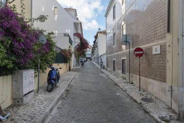 LovelyStay - Sunny flat w/ balcony overseeing Graca and River