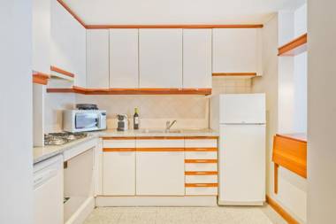 BmyGuest - Central Garage Apartment