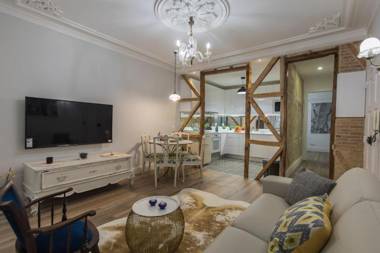 LovelyStay - Vintage Flat Near Santa Justa Elevator!