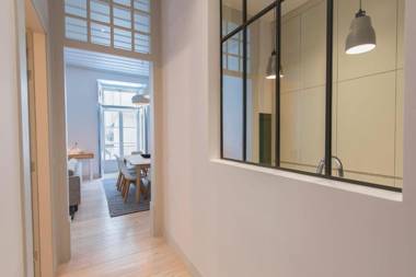 LovelyStay - Charming 3 Bedroom Wonder Downtown