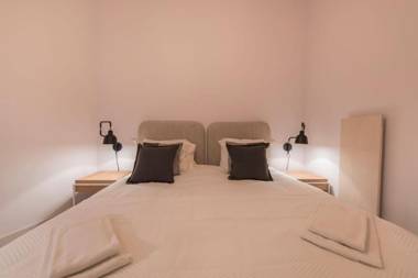 LovelyStay - Charming 3 Bedroom Wonder Downtown