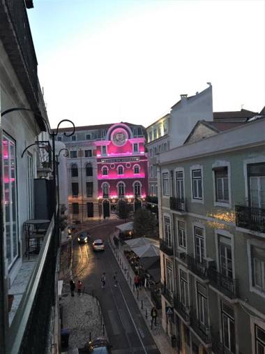 Charming Chiado 2Bedr W/Balcony and View