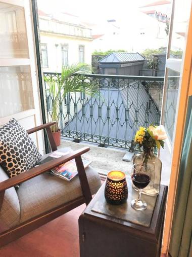 Charming Chiado 2Bedr W/Balcony and View