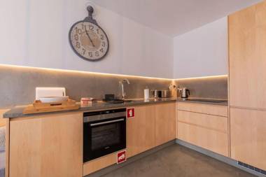 LovelyStay - Sunshine Residence in the Heart of Graça