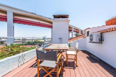 GuestReady - Bright Family Home with Private Rooftop Terrace in Alcântara