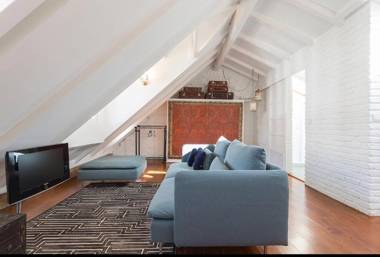 LovelyStay - Distinctive & Unique Apartment next to Sé Cathedral of Lisbon - 5 min to Chiado