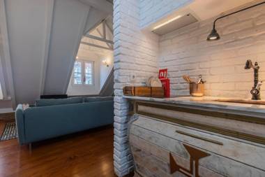 LovelyStay - Distinctive & Unique Apartment next to Sé Cathedral of Lisbon - 5 min to Chiado