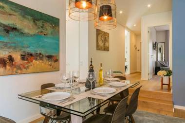 Very central and cool 2 bed apartment with balcony & parking 77 by Lisbonne Collection