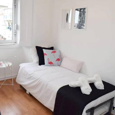 Parlamient River View I by Homing