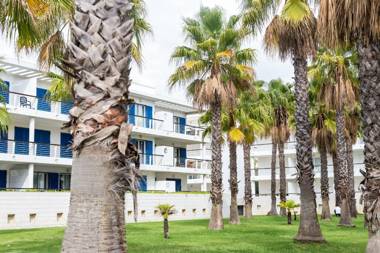 B06 - Top-Floor Marina Club 2 bed Apartment.