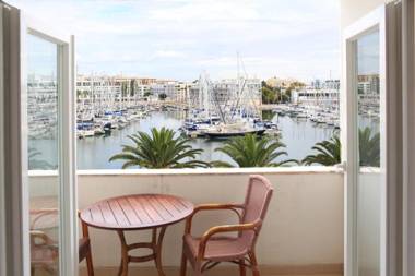 Lagos Main Avenue studio with Marina view balcony