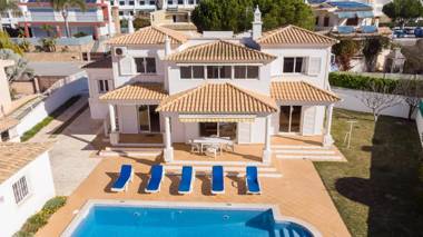 Villa Guita - Incredible location Galé short walk to beach restaurants shops