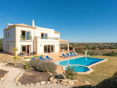 Spacious holiday home with swimming pool in the village of Albufeira