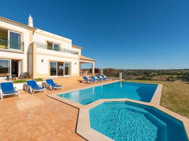 Spacious holiday home with swimming pool in the village of Albufeira