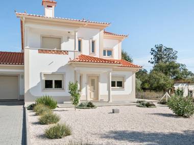 Modern Holiday Home in Lisbon with private Pool & Jacuzzi!