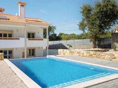 Modern Holiday Home in Lisbon with private Pool & Jacuzzi!