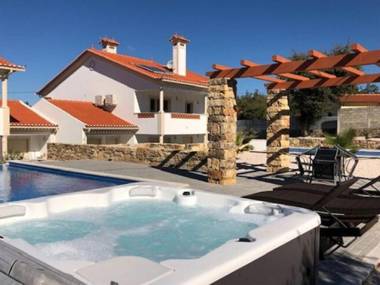 Modern Holiday Home in Lisbon with private Pool & Jacuzzi!