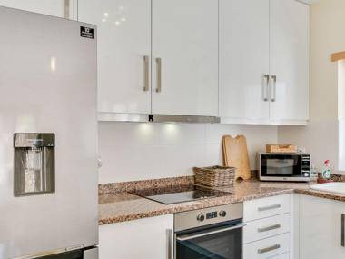 Modern Holiday Home in Lisbon with private Pool & Jacuzzi!