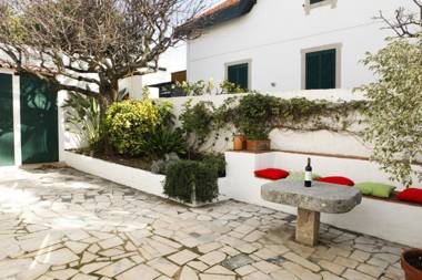 Cushy Apartment with garden in Estoril
