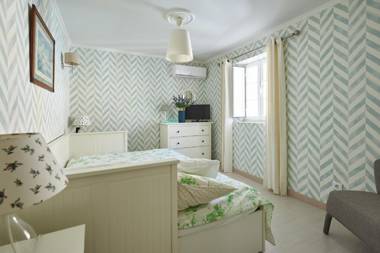 2 bedrooms property at Estoril 500 m away from the beach with enclosed garden and wifi