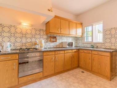 Villa in Carvoeiro with 2 bedrooms and private pool - short walk to local restaurant