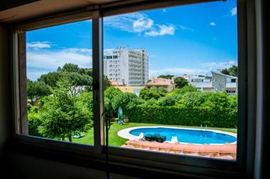 Carcavelos Surf Hostel & Surf Camp